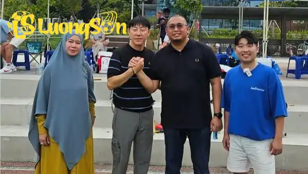 Andre Rosiade (đeo kính) khẳng định một cầu thủ nhập tịch gốc Hà Lan đã gây áp lực lên PSSI nhằm sa thải HLV Shin Tae Yong Andre Rosiade (đeo kính) khẳng định một cầu thủ nhập tịch gốc Hà Lan đã gây áp lực lên PSSI nhằm sa thải HLV Shin Tae Yong